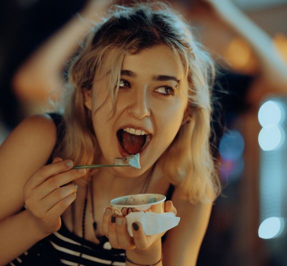 Milánó betiltaná az éjszakai fagyizást és pizzázást