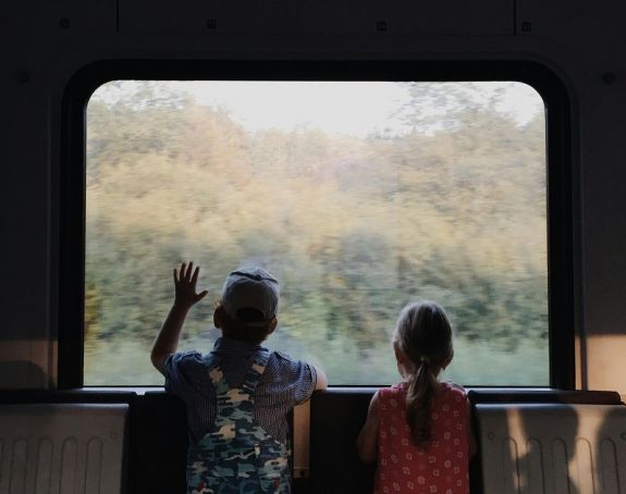 Vasútállomáson rekedt több iskola „Zöld héten” kiránduló diákja