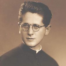 A mártírhalált halt ifjú erdélyi pap, akinek évtizedekkel a halála után még mindig friss virág van a sírján