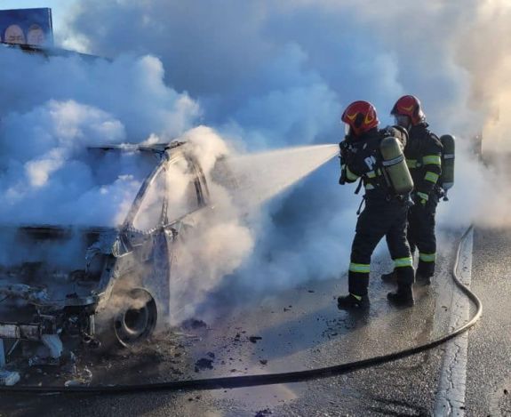 Fáklyaként égett egy gépkocsi a kolozsvári körgyűrűn