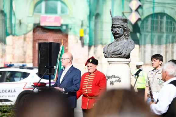 Főhajtás II. Rákóczi Ferenc szobránál Szatmárnémetiben