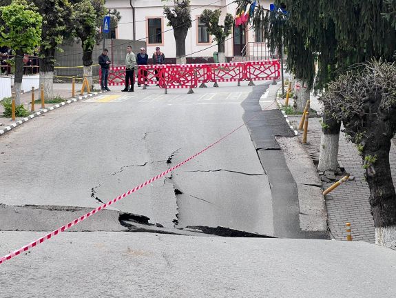 Slănici beszakadt úttest: a földtani intézet szakemberei is vizsgálják
