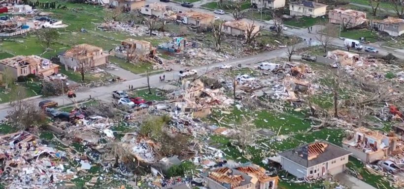 Legalább hárman megsérültek, rommá váltak épületek, és vonatok siklottak ki  – Több mint 70 tornádót jegyeztek az Egyesült Államok középső részén