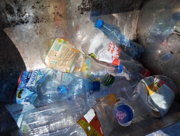 Betétdíjas rendszer: automata visszaváltó pontokat telepítenek a turisták által látogatott helyszínekre