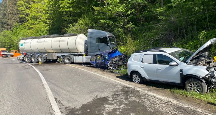 FRISSÍTVE – Kovászna megye: három autó és egy tartálykocsi ütközött