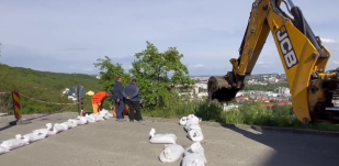 A nehézgépjármű-forgalom és hanyagság miatt szakadt be a kolozsvári utca a lakók szerint
