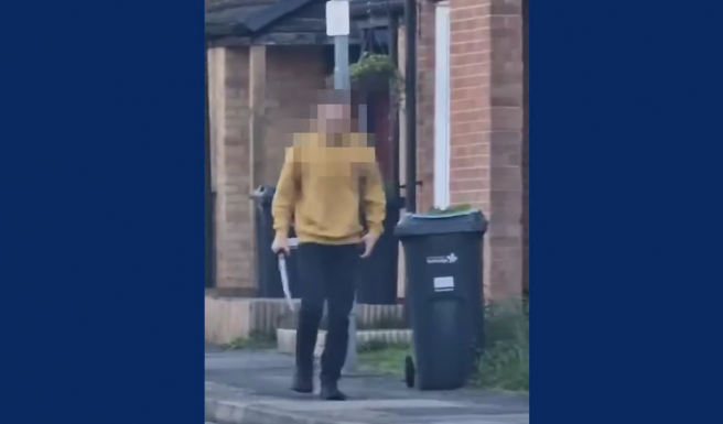 Karddal támadt a járókelőkre egy férfi Londonban