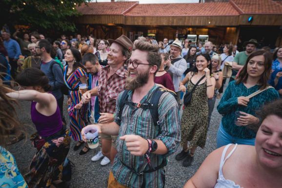 Ingyenes fesztiváljáratok indulnak Kolozsvárról a mérai csűrfesztiválra