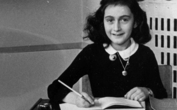 Megrongálták Anne Frank szobrát Amszterdamban – palesztinbarát feliratot festettek rá