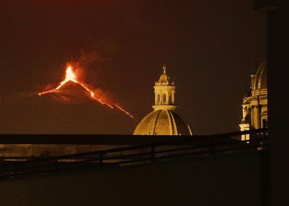 Kitört az Etna, korlátozást vezetett be a cataniai repülőtér
