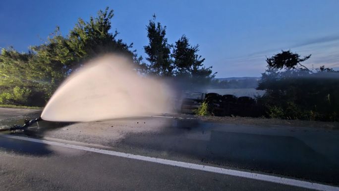 FRISSÍTVE – Felborult egy cseppfolyósított gázt szállító tartálykocsi  – földre ürítik a gázt