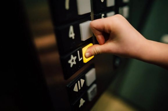 Liftben ragadt három székelyudvarhelyi fiatal