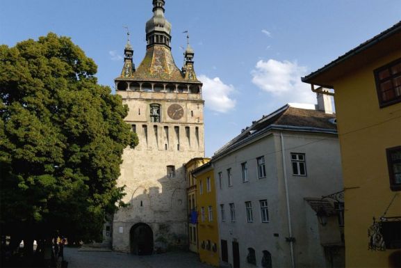 Kicserélik a segesvári Óratornyot borító színes zománcos cserepeket és bádogrészeket