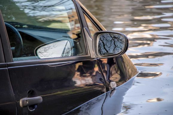 Folyóba zuhant autójával egy fiatalember