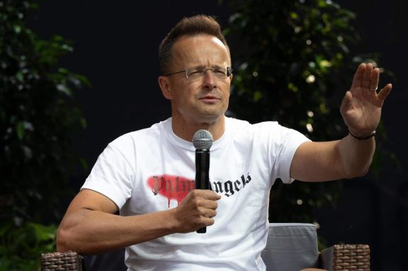 Szijjártó Péter a „befürdött brüsszeli hazugsággyárról