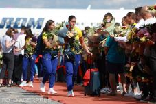 Hazatértek a bajnokok – az evezősöket ünnepelték, a tornászokat bátorították a reptéren