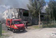 Hatalmas tűz volt egy furnérüzemben, egy férfi bennégett