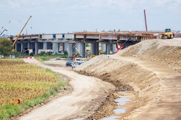 Építőanyag-hiányra panaszkodik a szállítási miniszter