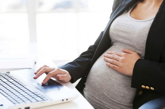 Munkaügyi minisztérium: 2000 lej értékű utalványt kapnak a hátrányos helyzetű kismamák