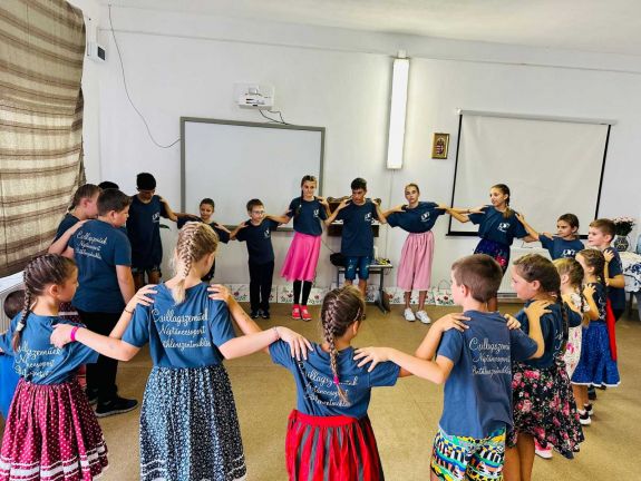 Hagyományok újjászületése és közösségépítés: a néptánctábor ereje Bethlenszentmiklóson