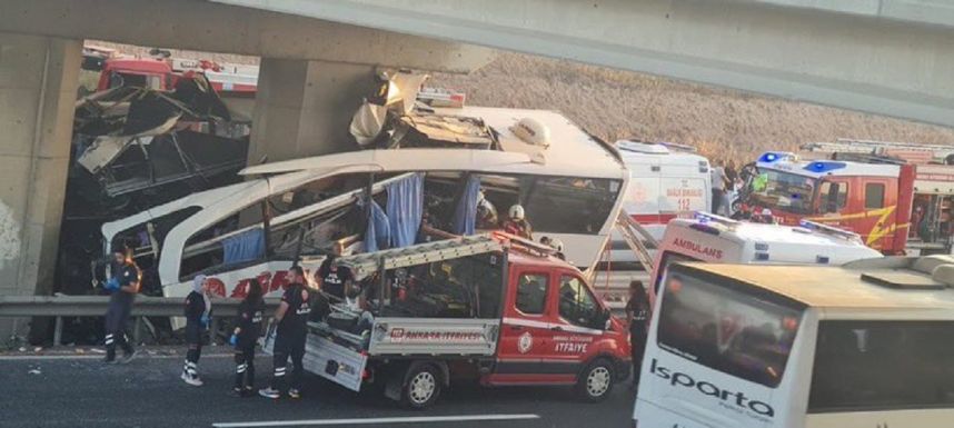 Tragédia: tíz halálos áldozat, huszonöt sérült egy buszbalesetben