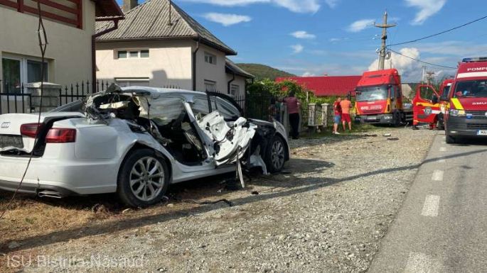 Villanyoszlopnak csapódott az autó, szörnyethalt az egyik idős utasa