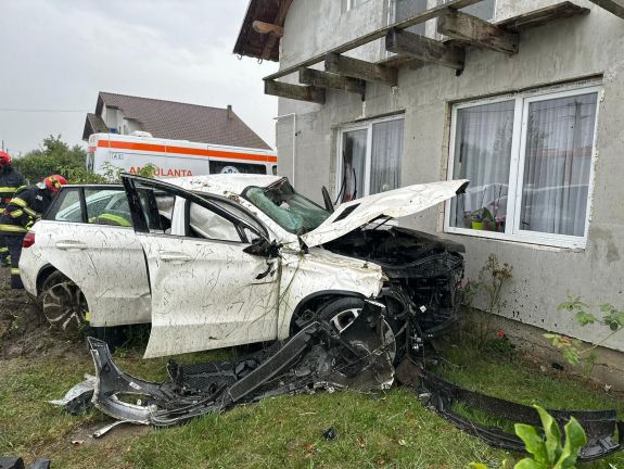 Súlyos baleset Maros megyében: oszlopnak csapódott autójával