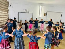 Hagyományok újjászületése és közösségépítés: a néptánctábor ereje Bethlenszentmiklóson