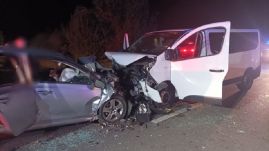 Szörnyű baleset: két fiatal meghalt, miután egy személygépkocsi belerohant egy kisbuszba