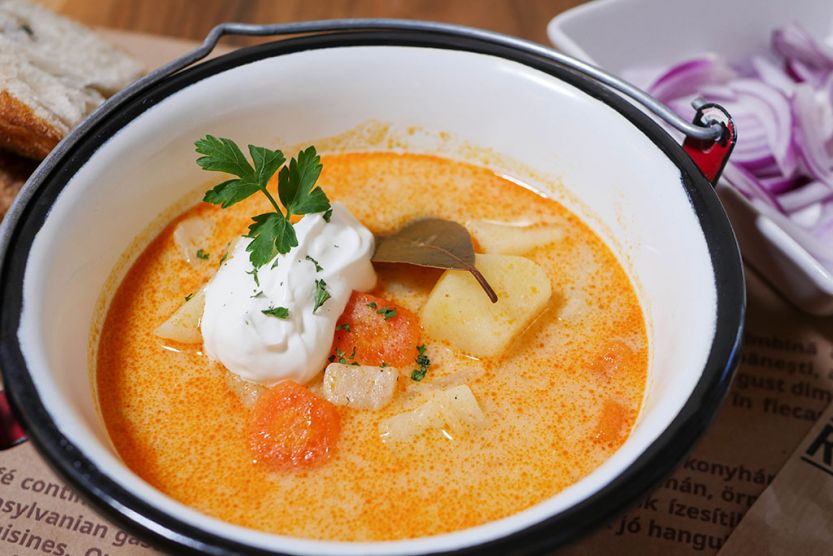 Erdély ízei: Krumplileves kukoricakásás gömböccel