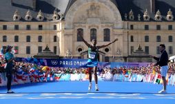 Párizs 2024: Tamirat Tola olimpiai rekordot döntve nyerte a férfi maratonfutást