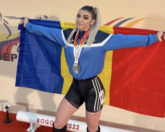 Mihaela Valentina Cambei súlyemelő viszi Románia zászlaját a párizsi olimpia zárórendezvényén