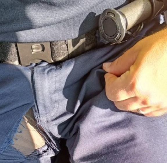 Megmutatták: kényes helyen felfeslett a rendőrnadrág