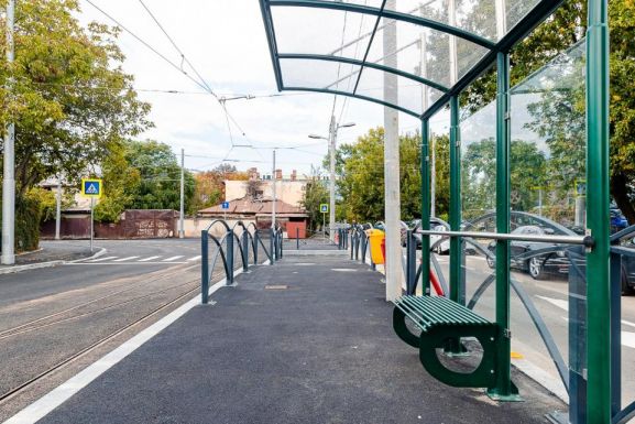 Szabadlábon a járókelőt villamossínre lökő gyanúsított