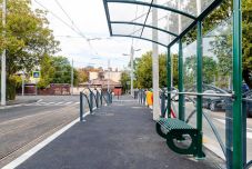 Szabadlábon a járókelőt villamossínre lökő gyanúsított