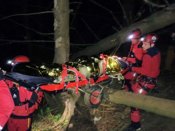 Rosszul lett egy 17 éves fiú a hegyekben, hajnalig tartott a mentőakció
