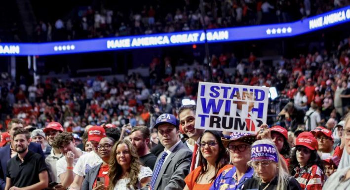 Fej-fej mellett Trump és Harris, megint Orbán Viktort idézte a volt elnök