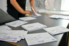 Úton vannak a postások az újraszámolt nyugdíjakról szóló határozatokkal