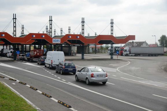 Torlódás a román-magyar határon, hosszú a várakozási idő