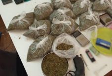 Házi készítésű drogot árultak, letartóztatták őket