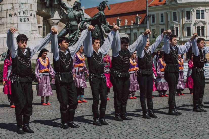 Kultúrák találkozása – Elkezdődött a Szent István-napi Néptánctalálkozó Kolozsváron
