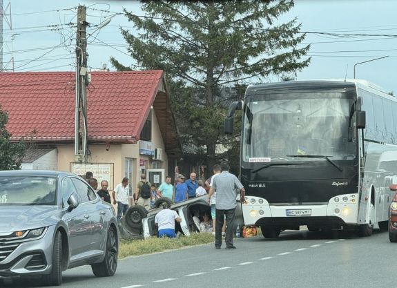 Egy autóbusz és egy személygépkocsi ütközött, két személyt kórházba szállítottak