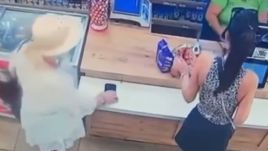 Mobiltelefont lopott az üzletből egy 84 éves nő