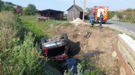 Árokba borultak autójukkal, kórházba került egy nő és egy kislány