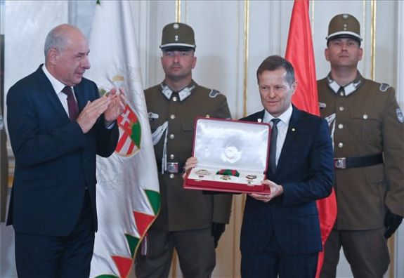 A legmagasabb állami kitüntetésben részesült Krausz Ferenc