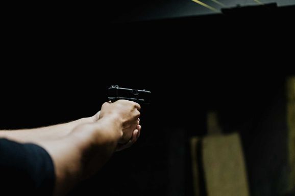 Lövöldözött és kézigránátokat is a rendőrök felé hajított egy illegális bevándorló
