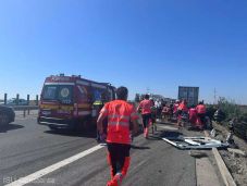 Részleteket közölt a rendőrség a balesetről, amelyben egy ember meghalt és tizenegyen megsérültek