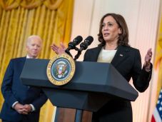 Joe Biden meghatódva adta át az elnökjelölti stafétát 