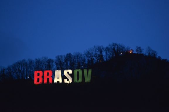Magyar nemzetiszínben világították meg a Brassó feliratot és a városházát