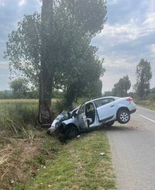 Egyenesen a fának hajtott egy húszéves fiatal, azonnal életét veszítette